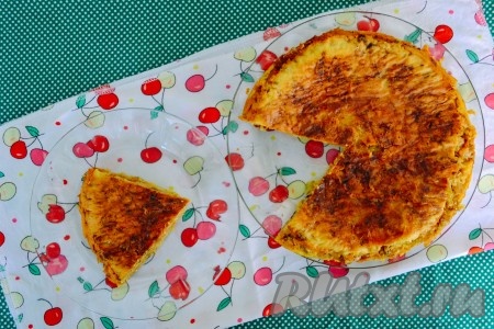 Капустный заливной пирог достать из чаши мультиварки. Пирог получается с нежной структурой, его можно сразу же подавать на стол, хотя и в холодном виде он тоже безумно вкусный. Он прекрасно сочетается с домашней сметанкой.