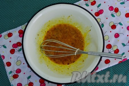 Взбить венчиком в однородную массу.
