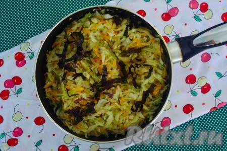 Можно еще добавить измельченный базилик, перемешать, снять с огня и остудить. Начинка для капустного пирога готова. 