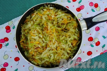 Тонкой соломкой нашинковать капусту и выложить в сковороду с морковью и луком, помешивая, потушить на слабом огне 10-15 минут. За это время капуста должна стать мягкой. По вкусу добавить соль.
