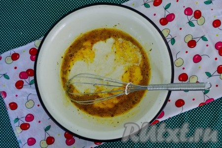 Влить кефир и всыпать соду.
