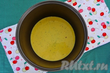 В чашу мультиварки влить 1/2 теста.
