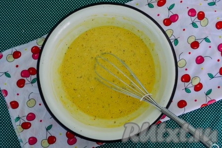 Тесто должно получиться однородным (без комочков) и напоминать густую сметану.