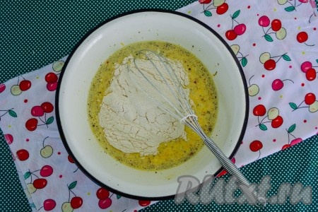 Всыпать просеянную муку, перемешать.