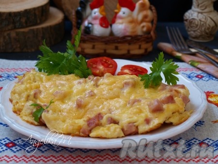 Омлет с ветчиной и сыром на сковороде