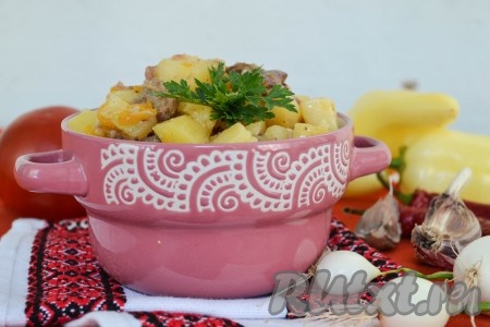 Достать блюдо из духовки, затем картофель аккуратно перемешать с тушенкой. Нежную и сочную, питательную и очень вкусную картошку с тушенкой разложить по тарелочкам и подать на стол. По желанию, перед подачей посыпать блюдо измельченной зеленью.