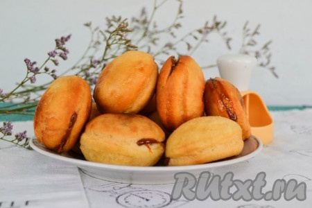 Если вырезать круглые пончики без дырочек внутри - их можно будет начинить вареньем или джемом.
