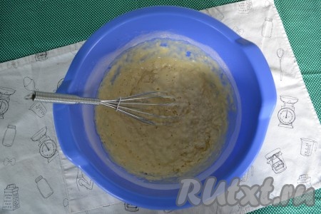 Следует не спеша размешивать тесто, подсыпая небольшими порциями муку.
