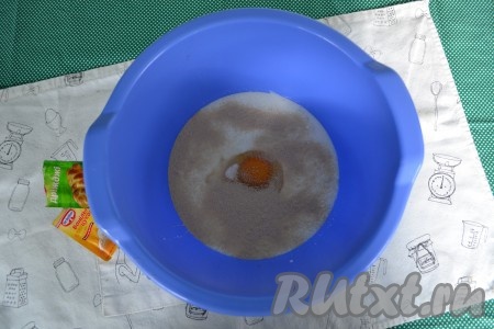 Всыпать в миску дрожжи и ванильный сахар.