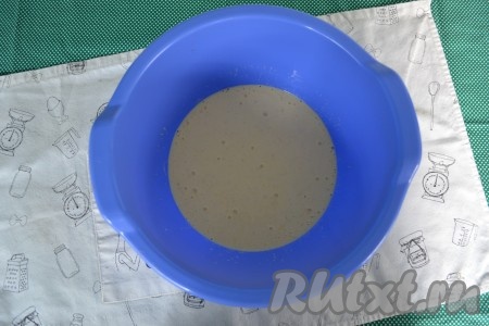 Всыпать сахар и размешать венчиком массу до однородности. 