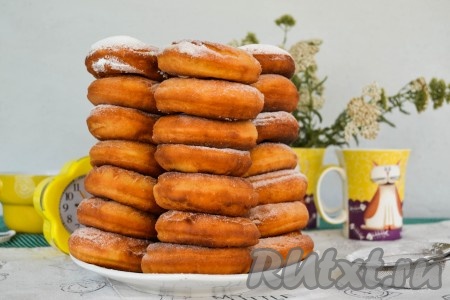 По желанию, перед подачей аппетитные, вкусные, пышные дрожжевые пончики, замешанные на кефире, можно посыпать сахарной пудрой.
