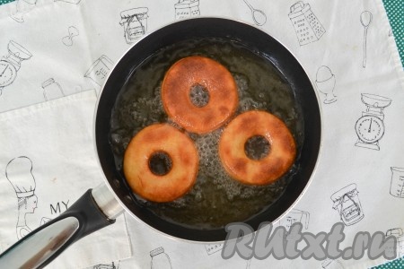 Обжарить с каждой стороны до румяности (примерно, по 2-3 минуты с каждой стороны).

