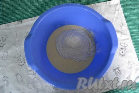 Начать частями вводить просеянную муку. 