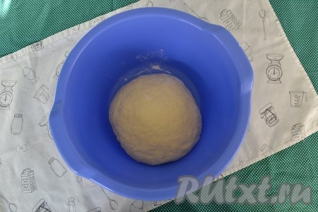 Замесить тесто. Оно должно быть покладистым, нежным и мягким, не пристающим к рукам. 
