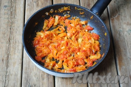 Посолить и поперчить по вкусу, жарить 5 минут, помешивая, на небольшом огне. 
