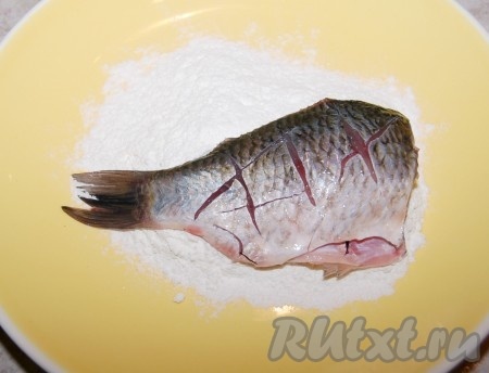 Каждую рыбку обвалять в муке с двух сторон.
