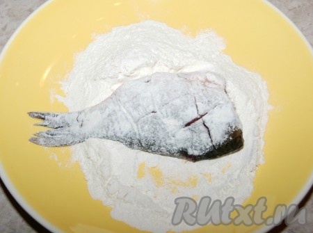 Каждую рыбку обвалять в муке с двух сторон.