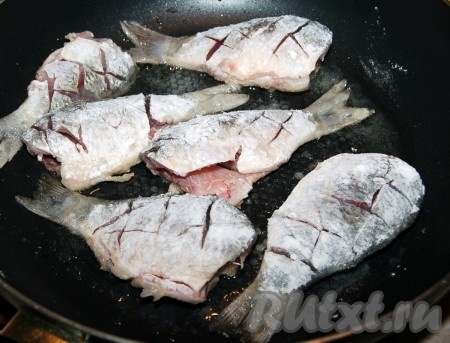 Взять сковородку, раскалить на ней растительное масло и обжарить карасей с двух сторон до подрумянивания на среднем огне.
