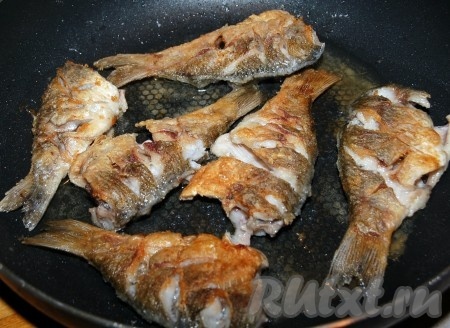 Взять сковородку, раскалить на ней растительное масло и обжарить карасей с двух сторон до подрумянивания на среднем огне.