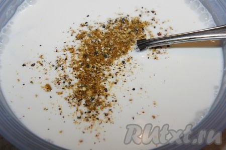 Взять сметану, добавить в неё лимонный перец, влить воду до нужной консистенции (до состояния жидкого соуса - количество воды зависит от жирности сметаны).
