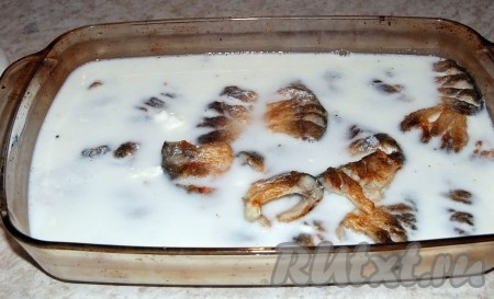 Залить полученным сметанным соусом жареных карасей и отправить их запекаться в разогретую духовку при температуре 170 градусов на 1 час. Если прикрыть форму фольгой, то можно и на 2 часа.
