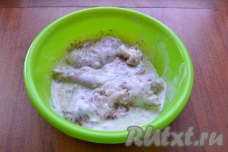 Залить мясо кролика кефиром, хорошо перемешать и оставить в прохладном месте на 5-6 часов.
