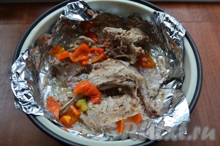 Кусочки кролика вместе с кефиром поместить в форму для запекания или в чашу мультиварки для варки на пару, застеленную фольгой. Готовить в мультиварке на режиме "На пару" 1 час или же запечь в разогретой духовке при температуре 160-170 градусов такое же время. Затем добавить к кролику нарезанный крупными частями сладкий болгарский перец, очищенный от семян, и готовить на том же режиме в мультиварке или при той же температуре в духовке еще 30 минут.
