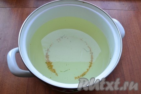 Воду довести до кипения. Залить кипятком помидоры, накрыть крышками и оставить на 7 минут. Затем воду слить в кастрюлю, вскипятить и снова залить помидоры на 5 минут. Далее вновь воду слить в кастрюлю.
