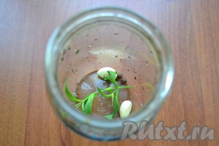 Также добавить веточку мяты.
