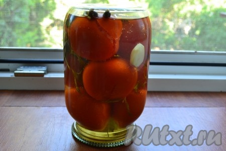 Сразу же банку с помидорами закатать прокипяченной крышкой, перевернуть.
