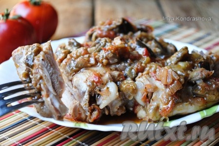 Курица, тушеная с баклажанами и помидорами