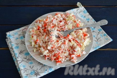 Тщательно перемешать начинку вилкой.
