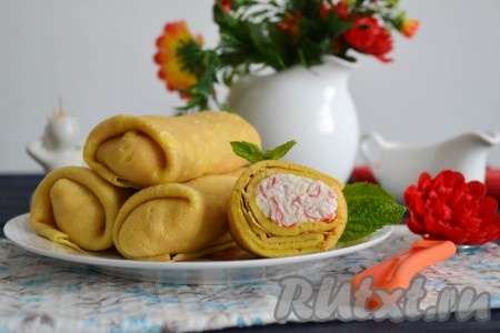 Как дополнение к таким яичным блинам с начинкой подойдет сметана или овощные соусы.
