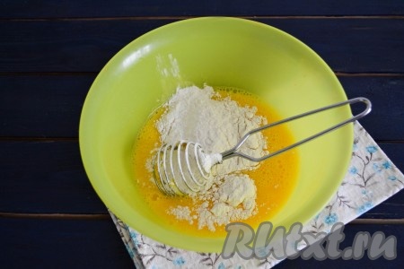 Хорошо взбить венчиком яйца с водой и солью в однородную массу (можно воспользоваться миксером). Просеять муку и всыпать ее в миску.
