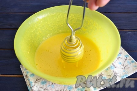 Тщательно размешать, не должно быть комочков. Тесто для яичных блинчиков по консистенции будет, как на обычные блины, - похожим на жидкую сметану.
