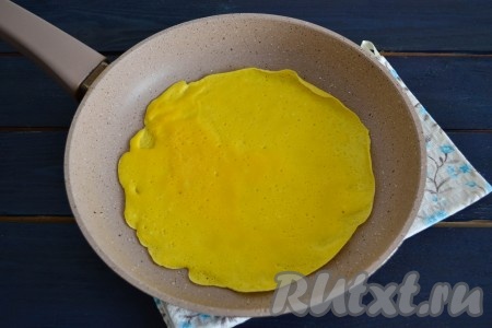 Хорошо разогреть сковороду и влить половину половника теста, делая сковородой круговые движения, чтобы тесто равномерно растекалось по поверхности. Сковороду смазывать маслом не нужно, но вот поверхность должна быть идеально чистой и без царапин, иначе блины будут приставать.