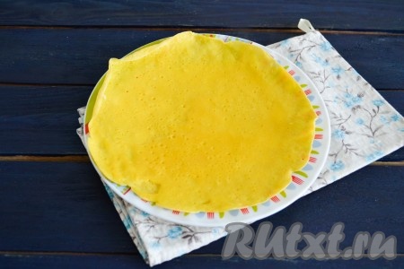 Обжарить блин ровно 1 минуту и снять со сковороды. Переворачивать на другую сторону не нужно.