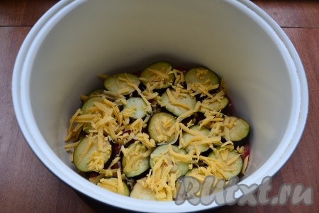 Сверху помидоров выложить оставшиеся баклажаны, которые посыпать натертым на крупной терке сыром.