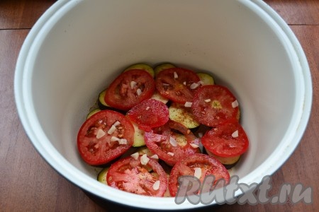 Помидоры посыпать измельченным чесноком.