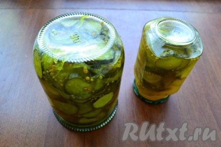 Закатать пикули из огурцов, приготовленные на зиму, прокипяченными крышками, банки перевернуть.
