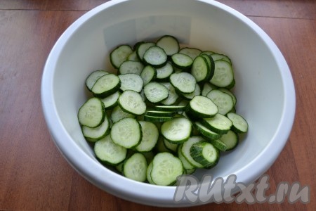 Нарезать огурцы кружочками толщиной около 0,5 см.
