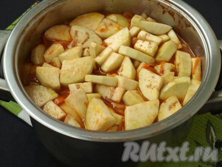 Томатный сок вылить в кастрюлю, довести до кипения. По желанию, сок можно немного уварить - 8-10 минут на небольшом огне будет достаточно. Затем переложить в томат обжаренные лук и морковь, добавить перец и баклажаны, перемешать.
