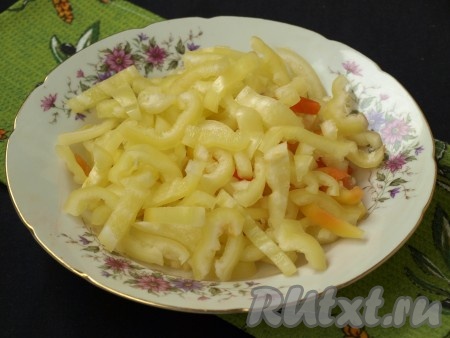 Болгарский перец нарезать полукольцами.
