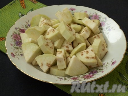 Баклажаны очистить от шкурки и разрезать на четвертинки.
