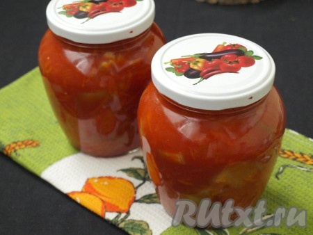 Довести до кипения, уменьшить огонь и варить баклажаны с перцем в томате 10 минут. Разложить горячую заготовку в сухие стерильные банки и закрутить прокипяченными крышками. Затем перевернуть и убрать под "шубу" (укутать) до полного остывания.
