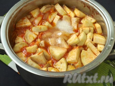 Добавить в кастрюлю сахар и соль. Обязательно пробуйте, чтобы вкус вас устроил.
