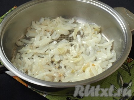 Половину растительного масла разогреть и обжарить лук до лёгкого румяного цвета, иногда помешивая.

