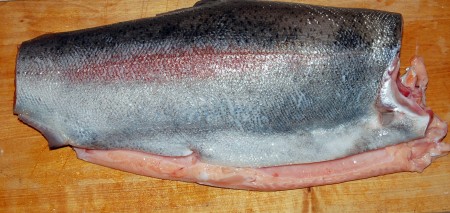 Очистим ее от чешуи, отрежем голову и хвост.