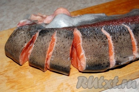 Со стороны спинки сделаем надрезы до хребта. Хребет не трогаем.