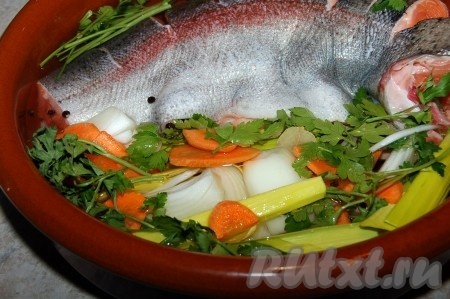 Дольем воды таким образом, чтобы часть рыбы оставалась над водой. Отправим форель в духовку на 40 минут при температуре 200 градусов.